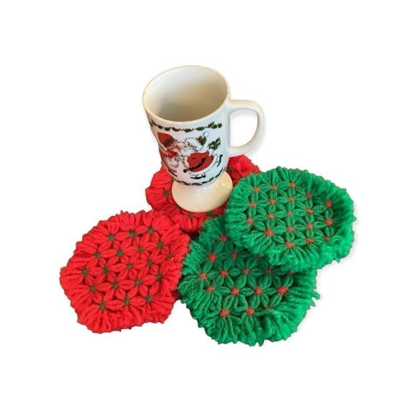 Santa And Mrs Clause Kissing Pedestal Mug With 4 Coasters - Picture 1 of 6